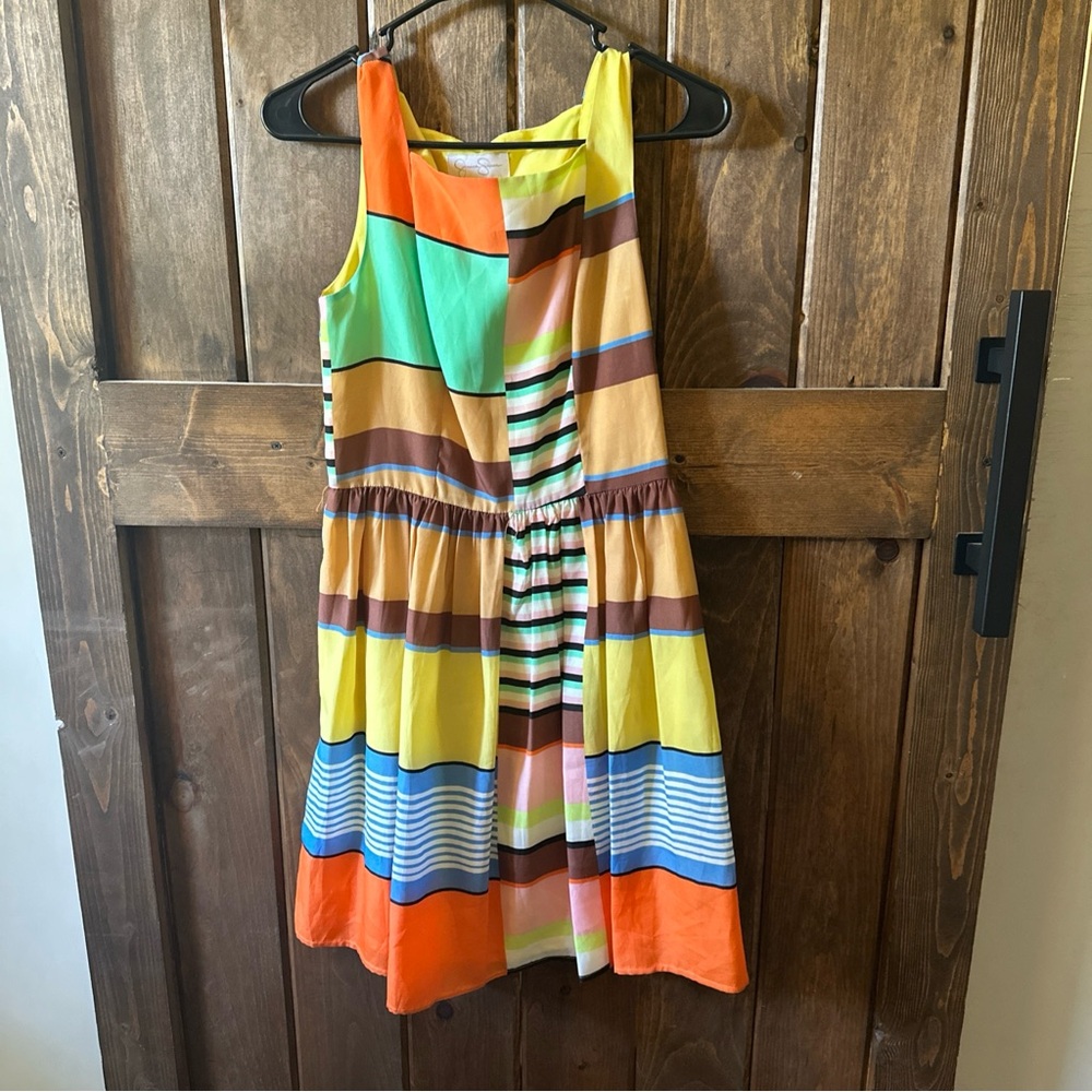 Jessica Simpson Women's color-block Sleeveless Dress Size 2. Missing Belt